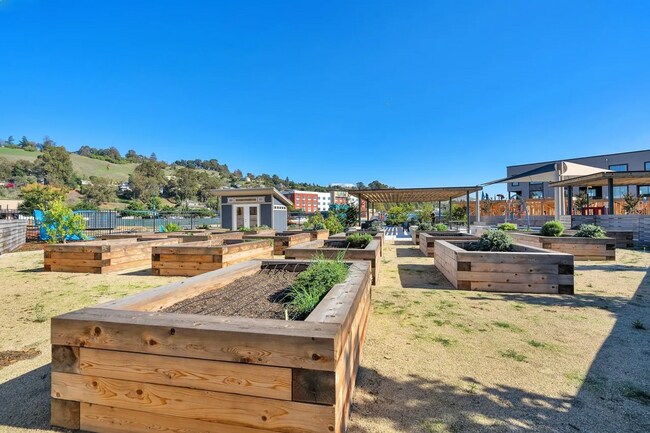 Building Photo - Beautiful Energy Efficient Hayward Townhome w/ Modern Updates