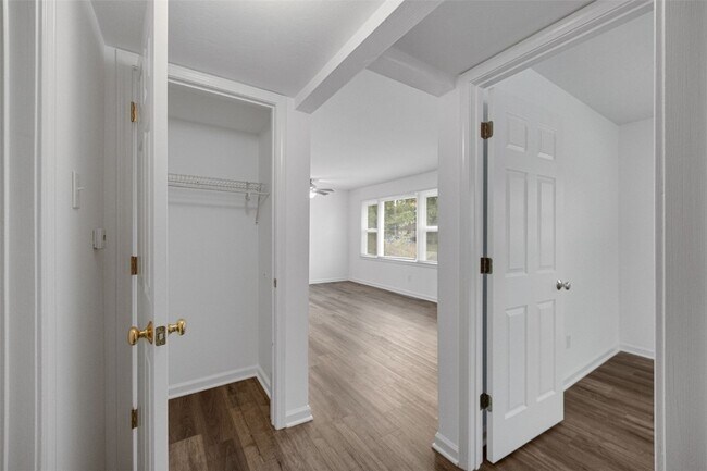 Building Photo - 417 Chamberlin Dr