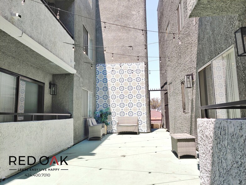 Building Photo - 11817 Victory Blvd