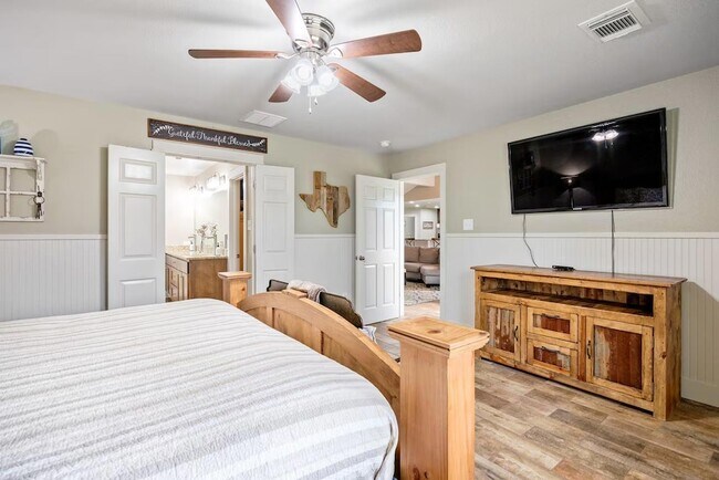 Building Photo - 801 John Knox Rd