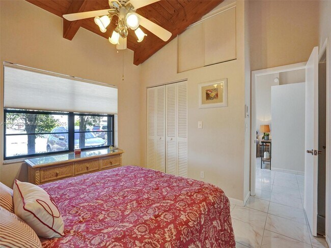Building Photo - 2667 Parkview Dr S