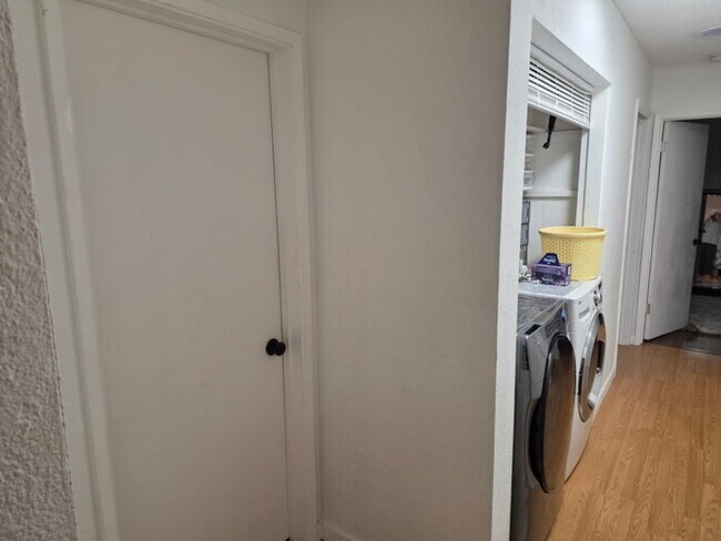 Building Photo - 3 bed 1 bath Duplex with garage and privat...