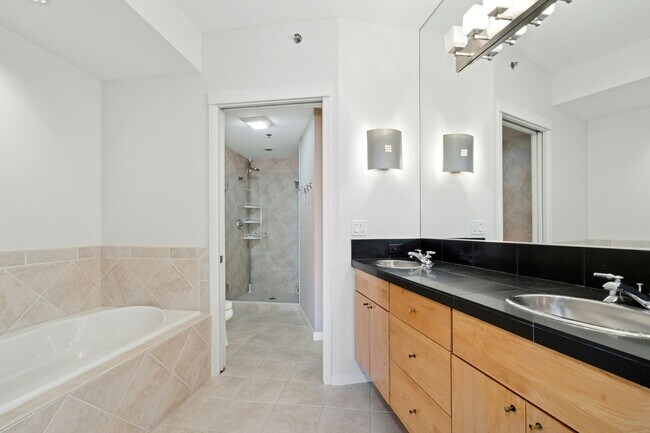 Building Photo - 2bd/1.75ba Seattle Condo