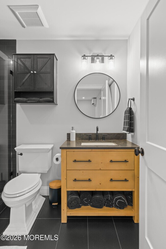 Building Photo - 11 Center St