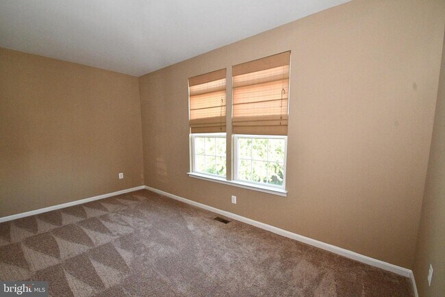 Building Photo - 9 Latham Ln