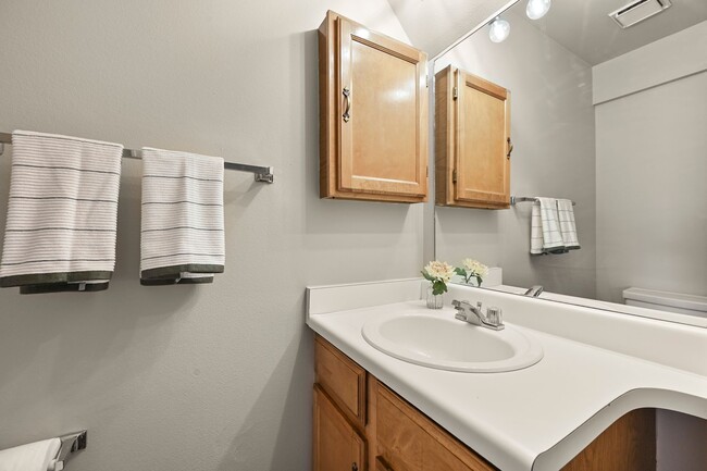 Building Photo - 3 Bedroom Townhouse Close To Ft. Carson