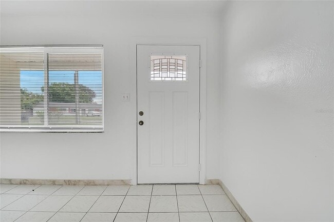Building Photo - 1040 San Luis Dr