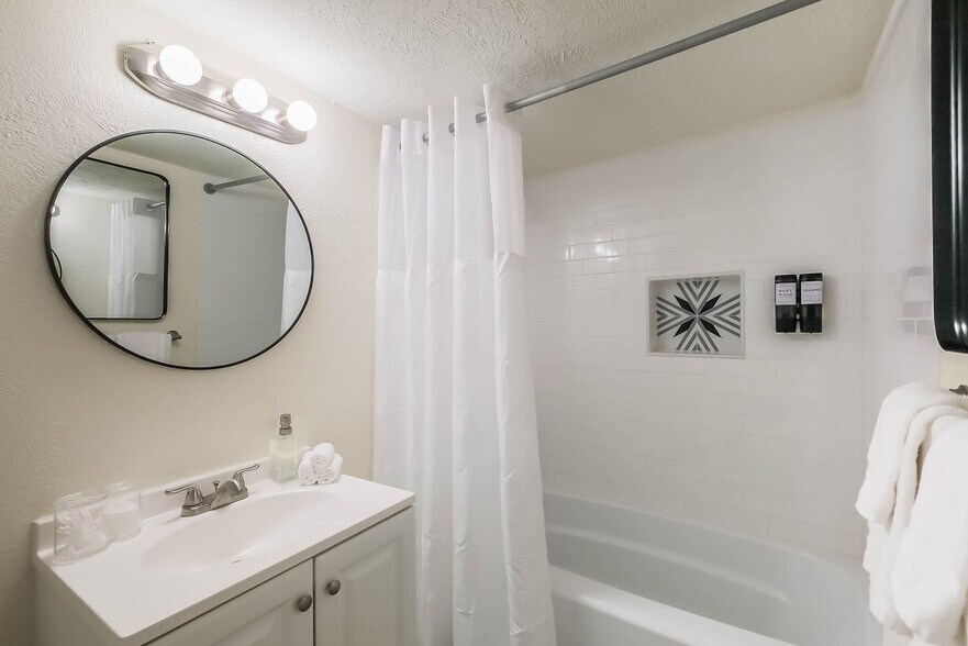 Building Photo - 1327 W 21st St