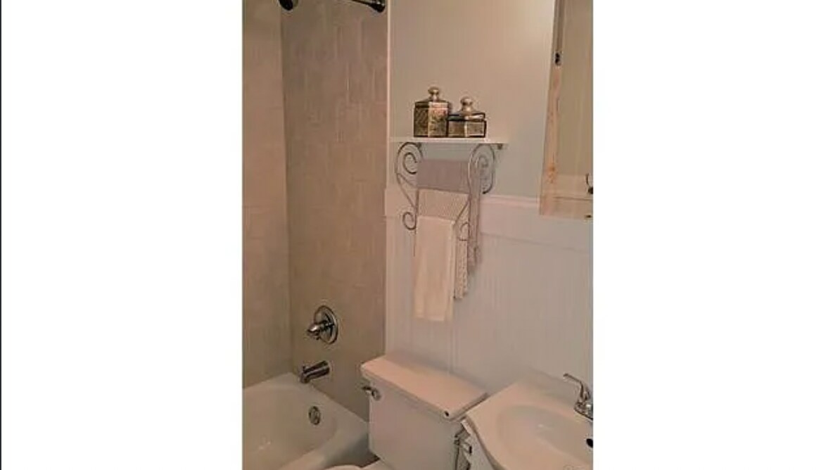 Building Photo - 401 N Hamilton St