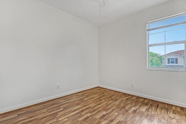 Building Photo - 5325 Ashley River Rd