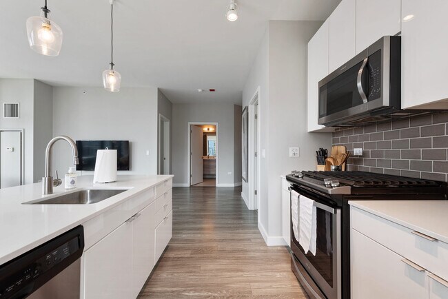 Building Photo - 823 N Clark St