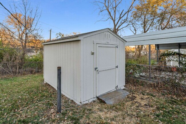 Building Photo - Beautifully renovated 5-bedroom, 2 full bath home ready for move-in!  1st month's rent is FREE!*