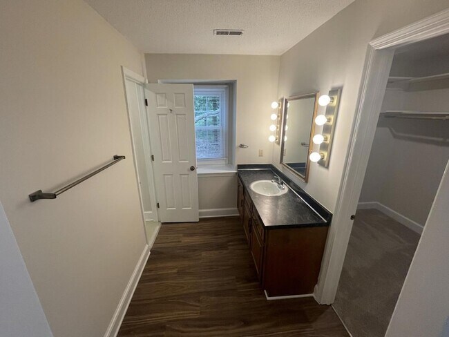 Building Photo - 812 Glen Eden Dr