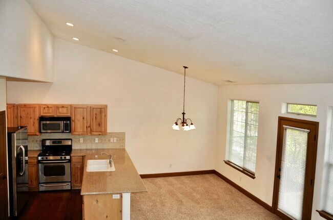 Building Photo - 3 bed 2.5 bath Townhome with A/C & gas fireplace