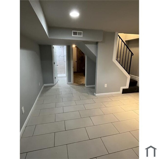 Building Photo - ** 2 BEDROOM TOWNHOME COMING SOON**