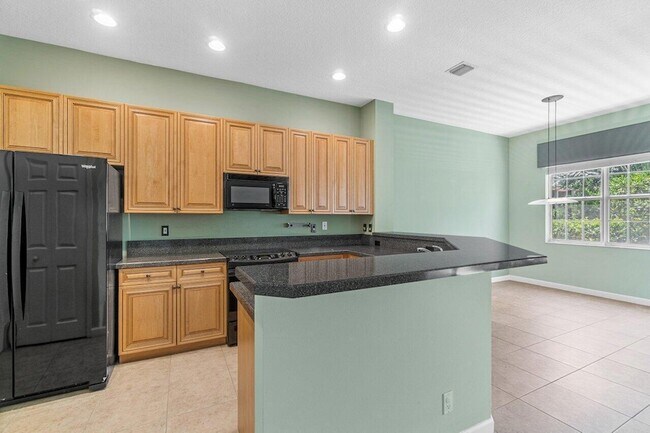 Building Photo - 526 Commons Dr