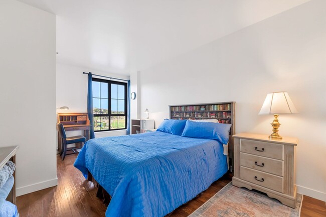 Building Photo - Lakefront Resort Living with Stunning Views in Lake Las Vegas!