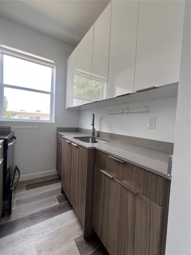 Building Photo - 1814 SW 22nd Ave