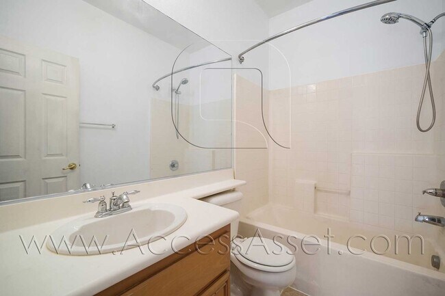 Building Photo - 3 Bed / 2.5 Bath Townhome | Open Layout + Modern Finishes