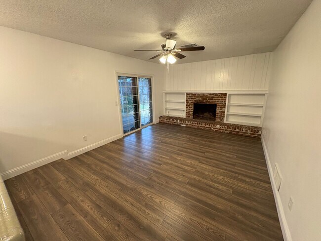 Building Photo - SW Visalia Home Available Now!