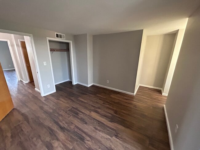 Building Photo - 2 School St