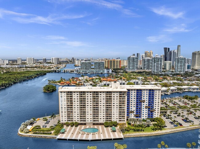 Building Photo - 400 Kings Point Dr