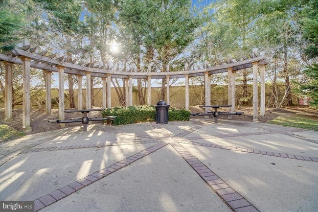 Building Photo - 4860 Eisenhower Ave