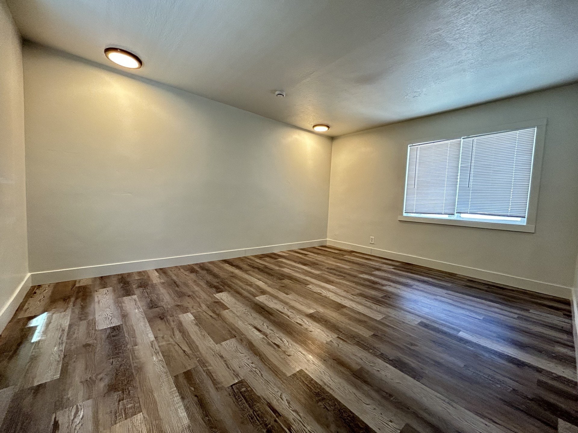 Building Photo - 951 N Redwood Rd