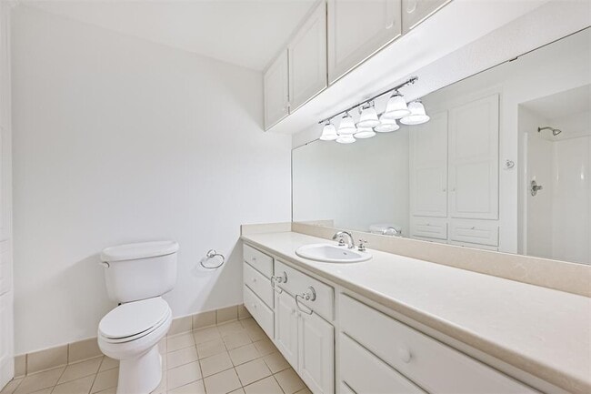 Building Photo - 2920 Heron Dr