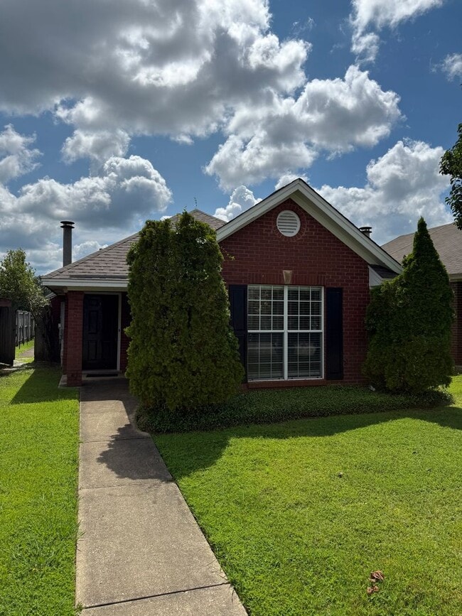 Building Photo - ** 3 Bed 2 Bath located in Thorington Trac...