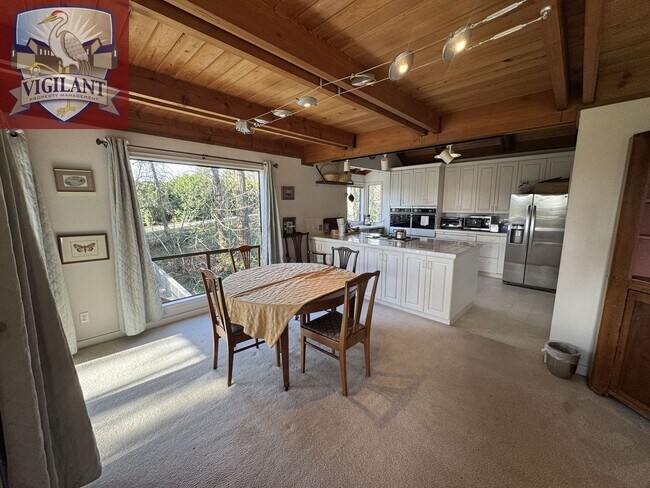 Building Photo - Amazing Furnished 4 bedroom home