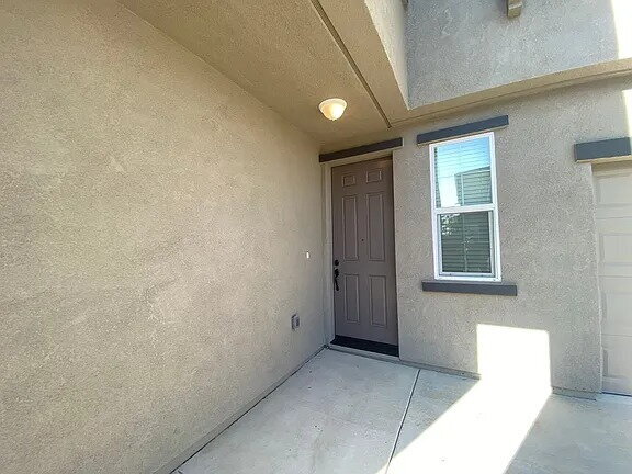 Building Photo - Newer 4bedroom/2.5 bathroom 1546sqft energy efficient home built in 2022 in private gated Winding...