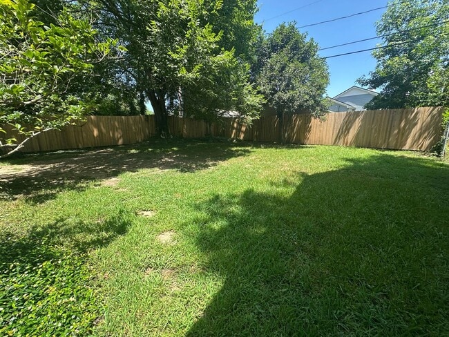 Building Photo - Gorgeous 3 Bedroom South Highland Home wit...