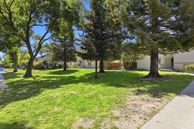 Building Photo - Northpoint Townhome