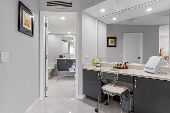 Building Photo - 1900 Consulate Pl