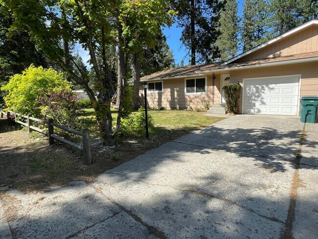 Building Photo - 5223-5225 N Pinegrove Ct