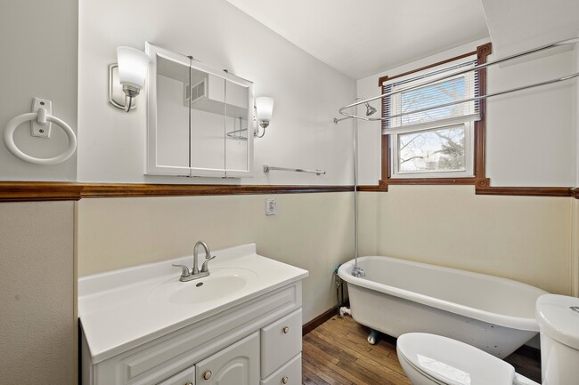 Building Photo - 25 E Chestnut Ave