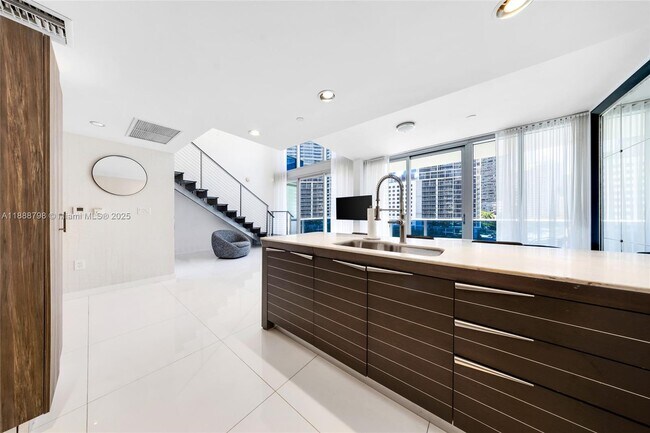 Primary Photo - 200 Biscayne Blvd Way