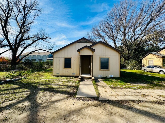 Building Photo - Cute Little Remodeled House Off South Cong...