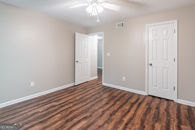 Building Photo - 547 Granville Ct