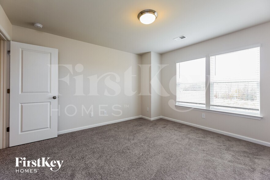 Building Photo - 569 Hillpark Ln