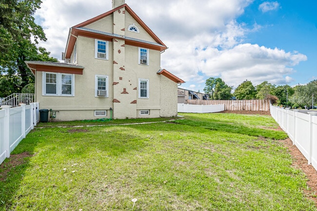 Building Photo - 364 Brightwood Ave