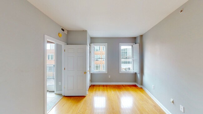 Building Photo - 718 W Trade St