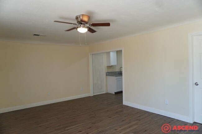 Building Photo - Cozy 2BD/1BA Home in Bakersfield's 93308 — Trash Included, Driveway & No Pets!