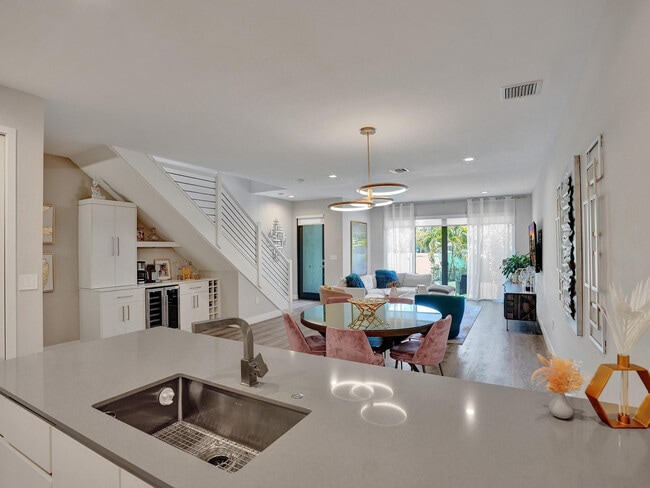 Building Photo - 1604 SW 4th Ave