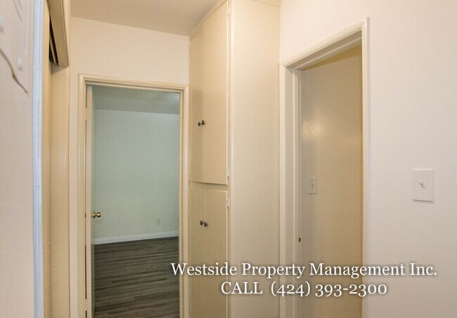 Building Photo - 145 N La Peer Dr