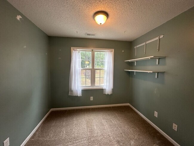 Building Photo - Stunning 3 Bed 2.5 Bath Home with Large Bo...