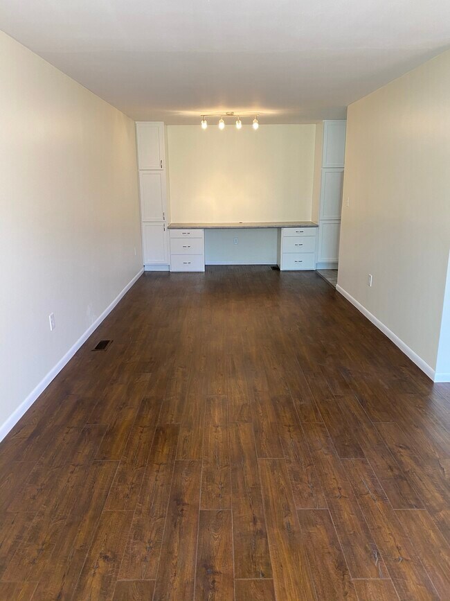 Building Photo - 7681 Brams Hill Dr