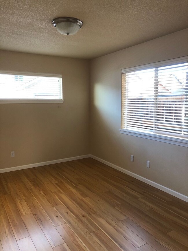 Building Photo - 3 Bedroom Home in Bend's Sun Meadows Commu...
