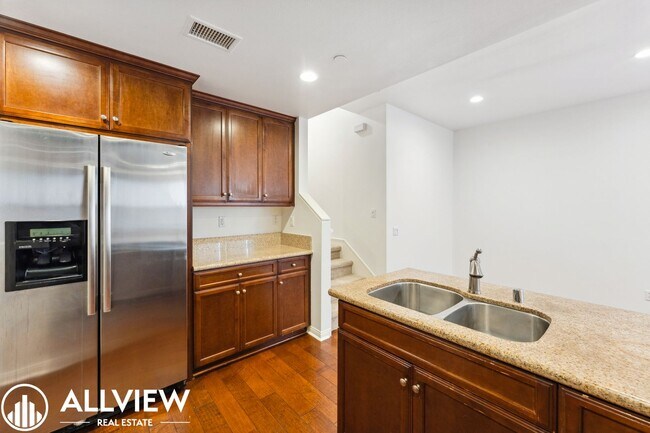 Building Photo - Modern 2 Bed, 2.5 Bath Townhome Available in Aliso Viejo!